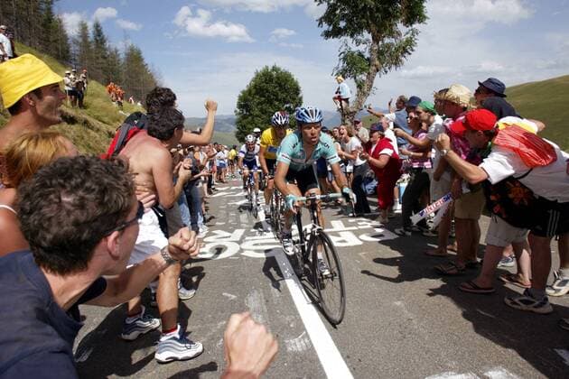 Jan Ullrich (Deutschland Team Bianchi, vorn) zieht Lance Armstrong (USA US Postal Service) und Ivan Basso (Italien Fassa Bortolo) den Col de Peyresourde hinauf Radsport Herren Tour de France 2003, Straßenradsport, Straße, Rad Totale 14. Etappe: Saint Girons - Loudenvielle Le Louron