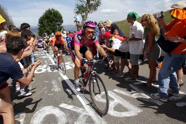 Alexander Winokurow (Kasachstan Team Telekom, re.) und Iban Mayo (Spanien Euskaltel Euskadi) am Anstieg zum Col de Peyresourde Radsport Herren Tour de France 2003, Straßenradsport, Straße, Rad Gruppe 14. Etappe: Saint Girons - Loudenvielle Le Louron