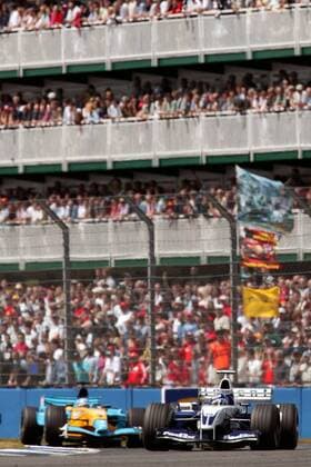 Juan Pablo Montoya (vorn, Kolumbien BMW-Williams) in seinem Boliden vor der Tribüne Motorsport Grand Prix Herren Großer Preis von England 2003, Formel 1 Weltmeisterschaft, F1, F, GP, WM, Vdig Totale Silverstone