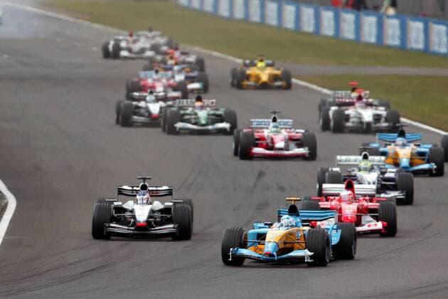 Start GP England 2003, Jarno Trulli (Italien Renault) führt das Fahrerfeld an Motorsport Grand Prix Herren Großer Preis von England 2003, Formel 1 Weltmeisterschaft, F1, F, GP, WM, Vdig Totale Silverstone Dynamik,
