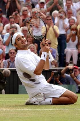 Roger Federer (Schweiz) fällt nach seinem verwandelten Matchball überwältigt auf die Knie Tennis Herren All England Championships 2003, Grand Slam, ATP-Tour, Rasen, Rasenplatz, Rasentennis, Rasenturnier, Einzelbild Wimbledon London Begeisterung, Freude,