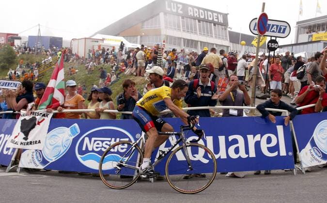 Lance Armstrong (USA US Postal Service) allein auf dem Weg nach Luz Ardiden Radsport Herren Tour de France 2003, Straßenradsport, Straße, Rad Totale 15. Etappe: Bagneres de Bigorre - Luz Ardiden