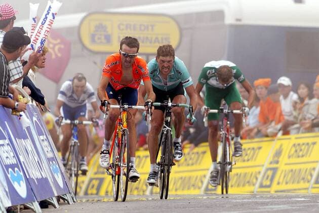 Haimar Zubeldia (Spanien Euskaltel Euskadi, li.) und Jan Ullrich (Deutschland Team Bianchi) am Schlußanstieg nach Luz Ardiden Radsport Herren Tour de France 2003, Straßenradsport, Straße, Rad Totale 15. Etappe: Bagneres de Bigorre - Luz Ardiden Anstrengung, Kampf, Erschöpfung