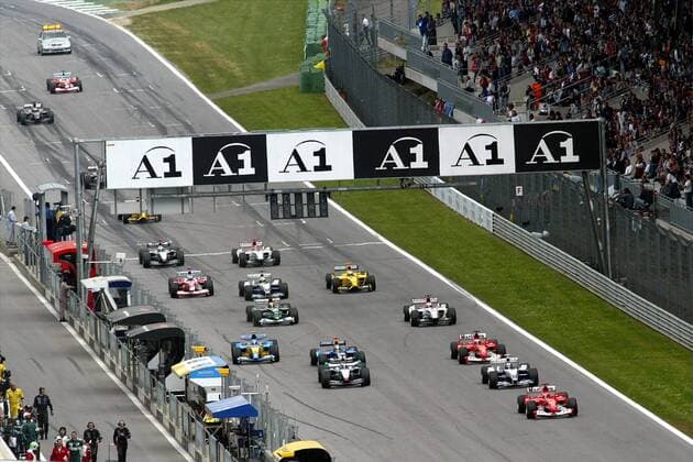 Start zum GP von Österreich 2003: Michael Schumacher (Deutschland Ferrari) führt das Fahrerfeld vor Juan Pablo Montoya (Kolumbien BMW-Williams) an Motorsport Grand Prix Herren Großer Preis von Österreich 2003, Formel 1 Weltmeisterschaft, F1, F, GP, WM, Vdig Totale A1-Ring Zeltweg-Spielberg