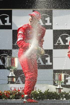 Michael Schumacher (Deutschland Ferrari) mit der obligatorischen Champagnerdusche Motorsport Grand Prix Herren Großer Preis von Österreich 2003, Formel 1 Weltmeisterschaft, F1, F, GP, WM, Vdig Einzelbild A1-Ring Zeltweg-Spielberg Begeisterung, Freude,