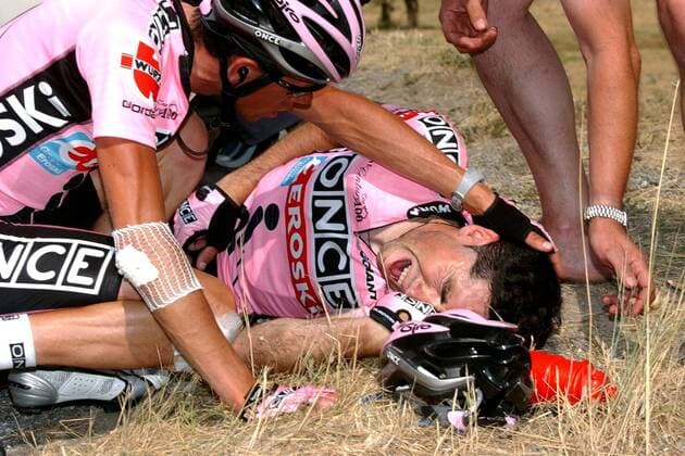 Joseba Beloki (re., Spanien) schreit vor Schmerz, sein Teamkollege Jose Azevedo (Portugal beide ONCE-Eroski) versucht ihn zu trösten Radsport Herren Tour de France 2003, Straßenradsport, Straße, Rad, Rundfahrt Gruppe Qual, quälen, Quälerei 9. Etappe Bourg d Oisans - Gap Kameradschaft, Verzweiflung