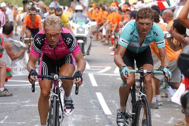 Alexander Winokurow (li., Kasachstan Team Telekom) und Jan Ullrich (Deutschland Team Bianchi) quälen sich den Anstieg hinauf Radsport Herren Tour de France 2003, Rundfahrt, Straßenradsport, Straße, Rad, Duell, Zweikampf Gruppe 13. Etappe: Toulouse - Plateau de Bonascre Anstrengung, Kampf,
