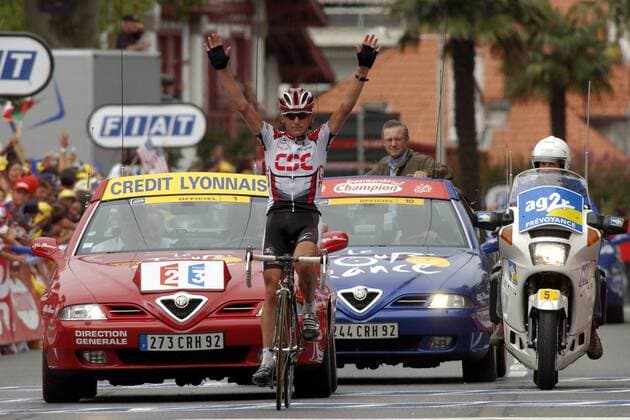 Tyler Hamilton (USA CSC) feiert seinen Etappensieg auf der 16. Etappe Radsport Herren Tour de France 2003, Straße, Rad, Straßenradsport, Einzelbild 16. Etappe Pau - Bayonne Freude,