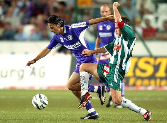Volkan Kahraman (Salzburg, li.) gegen Steffen Hofmann (Rapid Wien) Fußball Herren tmobileBundesliga 2003 2004, 1. österreichische Liga, SV Wüstenrot Salzburg - SK Rapid Wien 1:2 Gruppe Salzburg Dynamik, Kampf,