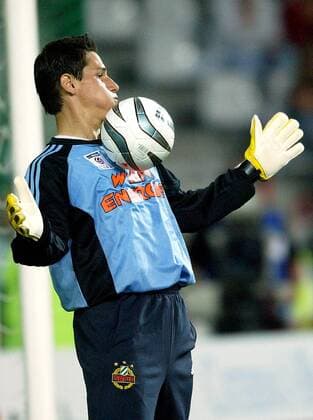 Torwart Helge Payer (Rapid Wien) - Brustannahme Fußball Herren tmobileBundesliga 2003 2004, 1. österreichische Liga, Salzburg - SK Rapid Wien 1:2 Einzelbild Salzburg