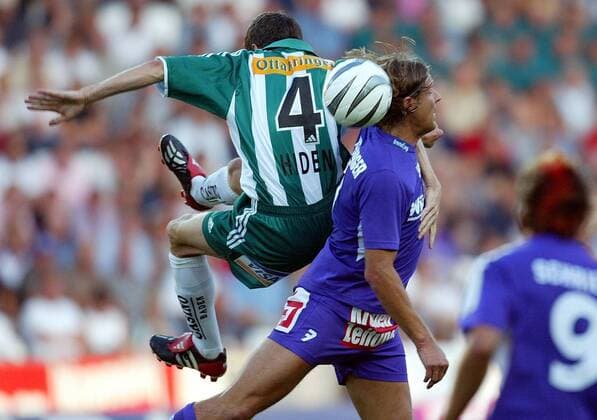 Martin Hiden (Rapid Wien, li.) gegen Heimo Pfeifenberger (Salzburg) Fußball Herren tmobileBundesliga 2003 2004, 1. österreichische Liga, SV Wüstenrot Salzburg - SK Rapid Wien 1:2 Gruppe Salzburg Dynamik, Kampf,