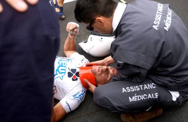Jimmy Casper (Frankreich FDJeux.com) liegt nach seinem schweren Sturz mit Halskrause auf dem Asphalt Radsport Herren Tour de France 2003, Straßenradsport, Straße, Rad, Gruppe 1. Etappe: Saint Denis Montgeron - Meaux