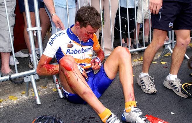 Marc Lotz (Niederlande Rabobank) sitzt nach seinem schweren Sturz blutüberströmt an einem Absperrgitter Radsport Herren Tour de France 2003, Straßenradsport, Straße, Rad, Einzelbild 1. Etappe: Saint Denis Montgeron - Meaux