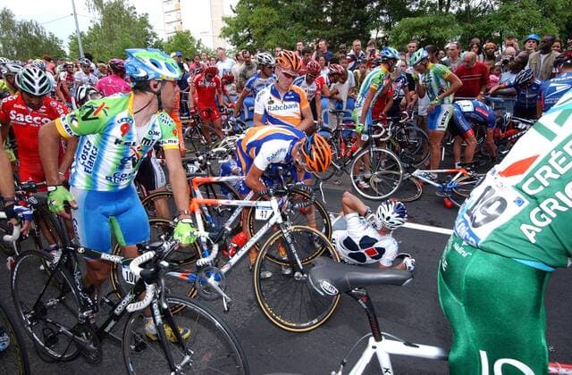Großes Aufräumen nach einem Massensturz Radsport Herren Tour de France 2003, Straßenradsport, Straße, Rad, Gruppe 1. Etappe: Saint Denis Montgeron - Meaux