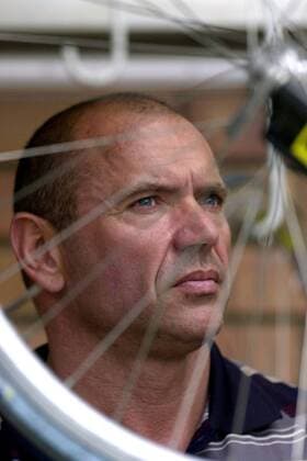 Trainer Emanuel Raasch (Deutschland) hinter den Speichen eines Rades Radsport Herren 13. Großer Preis von Deutschland 2003, Rad, Bahn, Bahnrad, Bahnradsport, Vdig Porträt Cottbus
