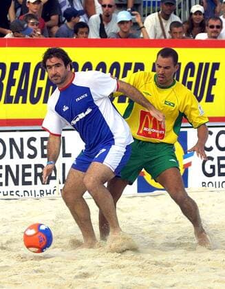 Eric Cantona (Frankreich, li.) im Zweikampf mit einem brasilianischen Gegner Beachsoccer Herren Beach-Soccer 2003, Beachfußball, Strandfußball, Strand-Fußball, Frankreich - Brasilien Gruppe  