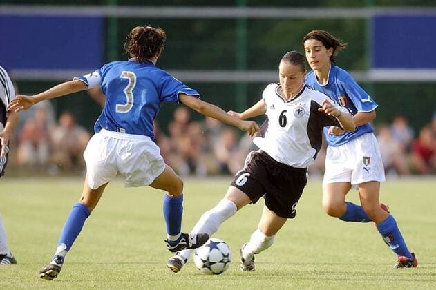 Karolin Thomas (Deutschland U 19, Mitte) gegen Valentina Lanzieri (li.) und Marta Carissimi (beide Italien) Fußball EM Damen U19 Europameisterschaft 2003, Länderspiel, Frauen, Frauenfußball, Deutschland - Italien 0:2, Vdig, Gruppe Taucha bei Leipzig Dynamik,