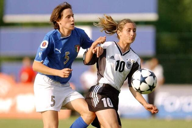 Shelley Thompson (Deutschland U 19, re.) gegen Elisabetta Tona (Italien) Fußball EM Damen U19 Europameisterschaft 2003, Länderspiel, Frauen, Frauenfußball, Deutschland - Italien 0:2, Vdig, Gruppe Taucha bei Leipzig Dynamik,
