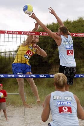 Marcus Popp (VC Markranstädt, li.) - Schmetterschlag gegen Matthias Karger (TG RE Schwelm beide Deutschland) Beachvolleyball Herren Vodafone Masters 2003, Beach, Vdig, Gruppe Kühlungsborn Dynamik,
