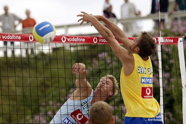 Maarten Lammens (TG RE Schwelm, li.) - Schmetterschlag gegen Eric Koreng (VC Markranstädt beide Deutschland) Beachvolleyball Herren Vodafone Masters 2003, Beach, Vdig, Gruppe Kühlungsborn Dynamik,