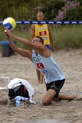 Matthias Karger (TG RE Schwelm Deutschland) - Feldabwehr Beachvolleyball Herren Vodafone Masters 2003, Beach, Vdig, Einzelbild Kühlungsborn Dynamik,