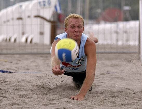 Leonard Waligora (VC Olympia Berlin Deutschland) - Feldabwehr Beachvolleyball Herren Vodafone Masters 2003, Beach, Vdig, Einzelbild Kühlungsborn Dynamik,