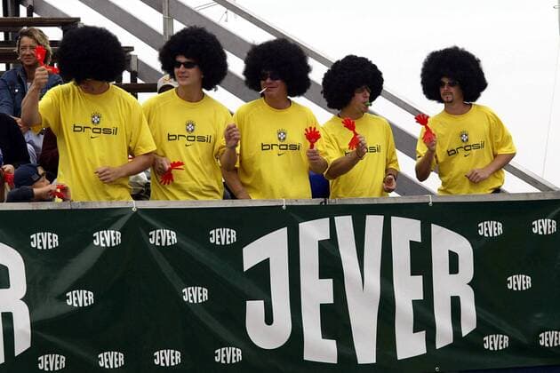 Brasilianische Beachvolleyballfans verbreiten gute Stimmung am Spielfeldrand Beachvolleyball Herren Vodafone Masters 2003, Beach, Vdig, Gruppe brasilianisch, brasilianischer, Zuschauer, Kühlungsborn