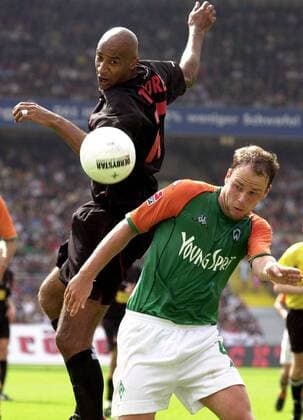 Fabian Ernst (Bremen, re.) gegen Sammy Traore (Nizza) Fußball Herren UI-Cup 2003 2004, UIC, UEFA-Intertoto, SV Werder Bremen - OGC Nice 1:0 Gruppe Bremen