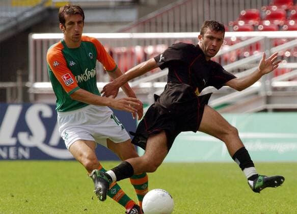 Johan Micoud (Bremen, li.) gegen Abdelmalek Cherrad (Nizza) Fußball Herren UI-Cup 2003 2004, UIC, UEFA-Intertoto, SV Werder Bremen - OGC Nice 1:0 Gruppe Bremen Dynamik,