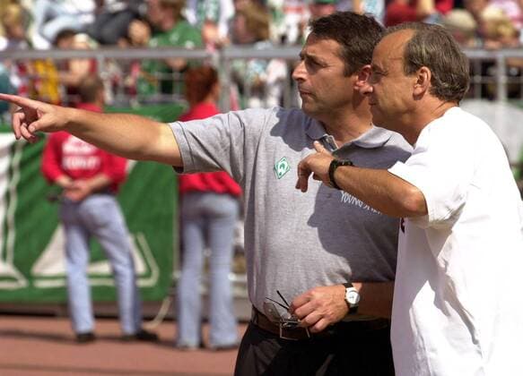 Sportdirektor Klaus Allofs (Bremen, li.) im Gespräch mit Trainer Gernot Rohr (Nizza) Fußball Herren UI-Cup 2003 2004, UIC, UEFA-Intertoto, SV Werder Bremen - OGC Nice 1:0 Gruppe Bremen