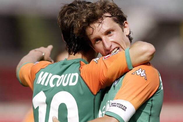 Frank Baumann (re.) umarmt Johan Micoud (beide Bremen) Fußball 1. BL Herren UI-Cup 2003 2004, UIC, UEFA-Intertoto, SV Werder Bremen Gruppe Bremen Freude,