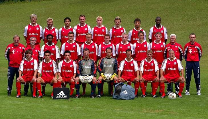 Mannschaftsbild Bayern (Amat.), hinten v.li: Oswald, Fink, Guerrero, Hasenhüttl, Haas, Misimovic, Jungwirth, Mbock; Mitte: Trainer Gerland, Co-Trainer Müller, Saba, Husterer, Endres, Ochs, Lell, Burki, Schweinsteiger, Betreuer Andres, Masseur Maierstein.. Fußball Herren Saison 2003 2004, FC Bayern München Amateure, Regionalliga Süd, 3. Liga, Vorstellung, Präsentation, Totale München