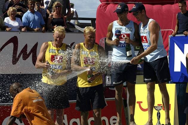 Christoph Dieckmann (re.) und Andreas Scheuerpflug (2. v. re., beide VC Olympia Berlin) feiern ausgelassen, daneben Malte Holschen und Sven Anton (li., beide Evivo Düren alle Deutschland) Beachvolleyball Herren Vodafone Masters 2003, Beach, Gruppe Kühlungsborn Freude,