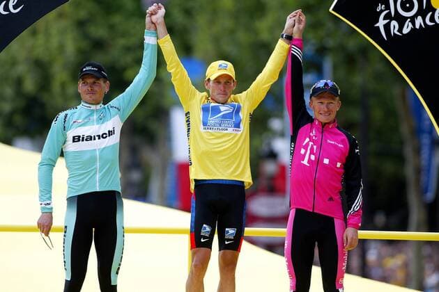 Gesamtsieger Lance Armstrong (Mitte, USA US Postal Service) im Gelben Trikot während der Siegerehrung mit dem Zweiten Jan Ullrich (li., Deutschland Bianchi) und dem Dritten Alexander Winokurow (re., Kasachstan Telekom) Radsport Herren Tour de France 2003, Straßenradsport, Rad, Straße, Gruppe Paris, 20. Etappe