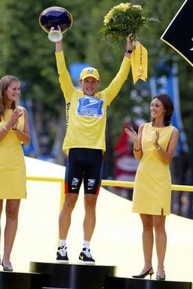 Gesamtsieger Lance Armstrong (Mitte, USA US Postal Service) im Gelben Trikot während der Siegerehrung mit zwei hübschen Hostessen Radsport Herren Tour de France 2003, Straßenradsport, Rad, Straße, Gruppe Paris, 20. Etappe Freude,