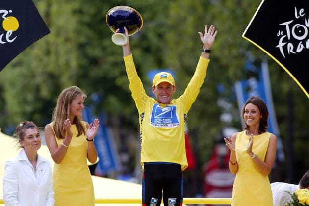 Gesamtsieger Lance Armstrong (Mitte, USA US Postal Service) im Gelben Trikot während der Siegerehrung mit zwei hübschen Hostessen Radsport Herren Tour de France 2003, Straßenradsport, Rad, Straße, Gruppe Paris, 20. Etappe Freude,