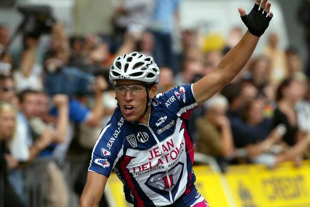 Jean Patrick Nazon (Frankreich Jean Delatour) jubelt über seinen Etappensieg bei der Schlußetappe der Tour de France 2003 Radsport Herren Tour de France 2003, Straßenradsport, Straße, Rad Einzelbild 20. Etappe: Ville d Avray - Paris Champs Elysees Freude, Begeisterung,