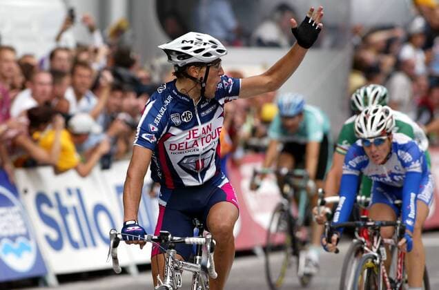Jean Patrick Nazon (Frankreich Jean Delatour) jubelt über seinen Etappensieg bei der Schlußetappe der Tour de France 2003 Radsport Herren Tour de France 2003, Straßenradsport, Straße, Rad Einzelbild 20. Etappe: Ville d Avray - Paris Champs Elysees Freude, Begeisterung,
