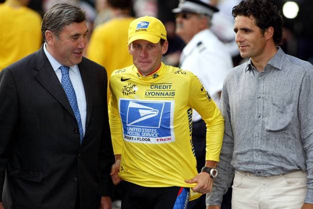 Lance Armstrong (USA US Postal Service, Mitte) gehört jetzt auch zum Kreis der großen, 5-maligen Toursieger, neben ihm Eddy Merckx (Belgien, li.) und Miguel Indurain (Spanien) Radsport Herren Tour de France 2003, Straßenradsport, Straße, Rad Gruppe 20. Etappe: Ville d Avray - Paris Champs Elysees Glück, Freude,