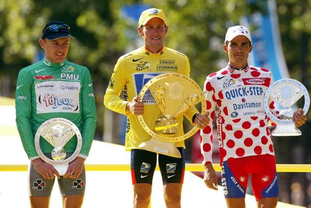Gesamtsieger Lance Armstrong (Mitte, USA US Postal Service) in Gelb bei der Siegerehrung mit dem Sieger der Sprintwertung Baden Cooke (li. Australien FDJeux.com) und dem Sieger der Bergwertung Richard Virenque (Frankreich Quick Step Davitamon) Radsport Herren Tour de France 2003, Straßenradsport, Rad, Straße, Pokal, Trophäe Gruppe Paris, 20. Etappe