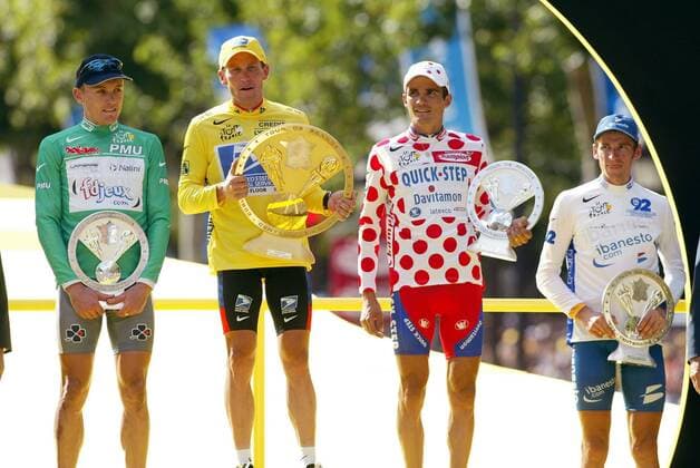 Gesamtsieger Lance Armstrong (USA US Postal Service) in Gelb mit den Siegern der Sprintwertung Baden Cooke (li. Australien FDJeux.com), Bergwertung Richard Virenque (Frankreich Quick Step Davitamon) und Denis Menchov (Rußland iBanesto.com) in Weiß Radsport Herren Tour de France 2003, Straßenradsport, Rad, Straße, Saisonhighlight Gruppe Menchow, Mentschov, Mentschow, Dennis, Russland Paris, 20. Etappe
