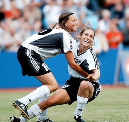 Shelley Thompson (re.) und Lena Goeßling (beide Deutschland U 19) - Torjubel Fußball EM Damen U19-Europameisterschaft 2003, Länderspiel, Frauen, Frauenfußball, Junioren, Gruppe Torgau Freude, Begeisterung,
