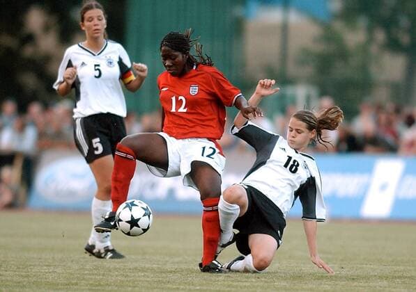 Katharina Grießemer (re., Deutschland U 19) gegen Anita Asante (England U 19) Fußball EM Damen U19-Europameisterschaft 2003, Länderspiel, Frauen, Frauenfußball, Junioren, Gruppe Torgau Dynamik,