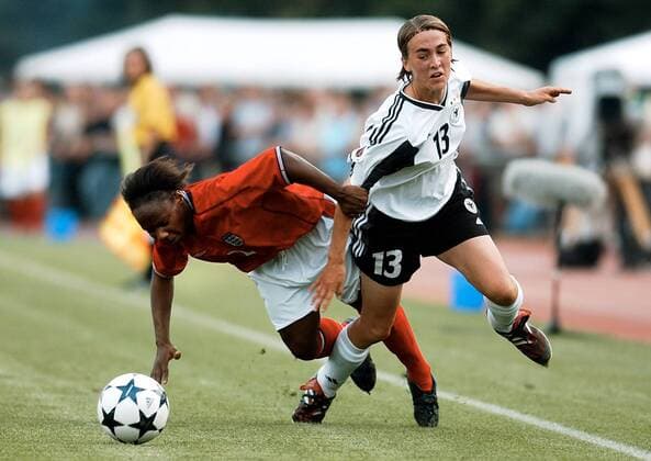 Anne van Bonn (re., Deutschland U 19) gegen Faye Cardin (England U 19) Fußball EM Damen U19-Europameisterschaft 2003, Länderspiel, Frauen, Frauenfußball, Junioren, Gruppe Torgau Dynamik, Kampf,