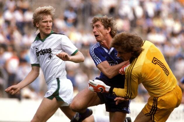Ditmar Jakobs (Mitte) und Torwart Uli Stein (beide HSV) rasseln aneinander, Uwe Rahn (Gladbach) schaut zu Fußball 1. BL Herren DEUTSCHSPRACHIGE SPORTZEITSCHRIFTEN UND -ZEITUNGEN NUR NACH RÜCKSPRACHE, Saison 1985 1986 Gruppe Mönchengladbach Dynamik,