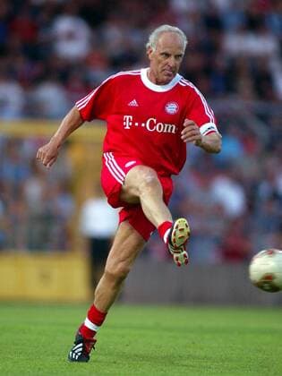 Franz Bulle Roth (Bayern) zieht ab Fußball Herren Nostalgiederby 2003, FC Bayern München Einzelbild München Dynamik,