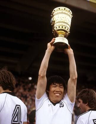 Bum-Kun Cha (Frankfurt) präsentiert stolz den DFB-Pokal Fußball 1. BL Herren DFB-Pokal 1980 1981, Pokalfinale, Pokalendspiel, Pokalspiel, Endspiel, Eintracht Frankfurt, Mfdia Einzelbild Stuttgart Freude,