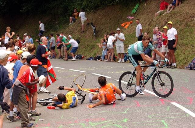 Lance Armstrong (USA US Postal Service, li.) und Iban Mayo (Spanien Euskaltel Euskadi) stürzen am Anstieg nach Luz Ardiden, Jan Ullrich (Deutschland Bianchi) kann gerade noch ausweichen Radsport Herren Tour de France 2003, Straßenradsport, Straße, Rad Totale 15. Etappe: Bagneres de Bigorre - Luz Ardiden