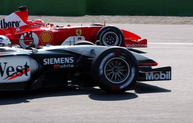 David Coulthard (li., Schottland McLaren-Mercedes) und Michael Schumacher (Deutschland Ferrari) dicht an dicht in ihren Boliden Motorsport Grand Prix Herren Großer Preis von Deutschland 2003, Formel 1 Weltmeisterschaft, F1, F, GP, WM, Vdig, Training Gruppe Hockenheimring Hockenheim
