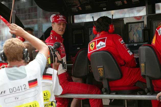 Michael Schumacher (li., Deutschland Ferrari) wird auch bei der Rennüberwachung am Leitstand von den Kameras verfolgt Motorsport Grand Prix Herren Großer Preis von Deutschland 2003, Formel 1 Weltmeisterschaft, F1, F, GP, WM, Qualifying, Vdig Gruppe Hockenheimring Hockenheim